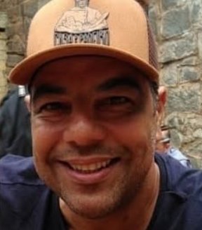Vinicius Oliveira Castro Vieira sorrindo, de boné.