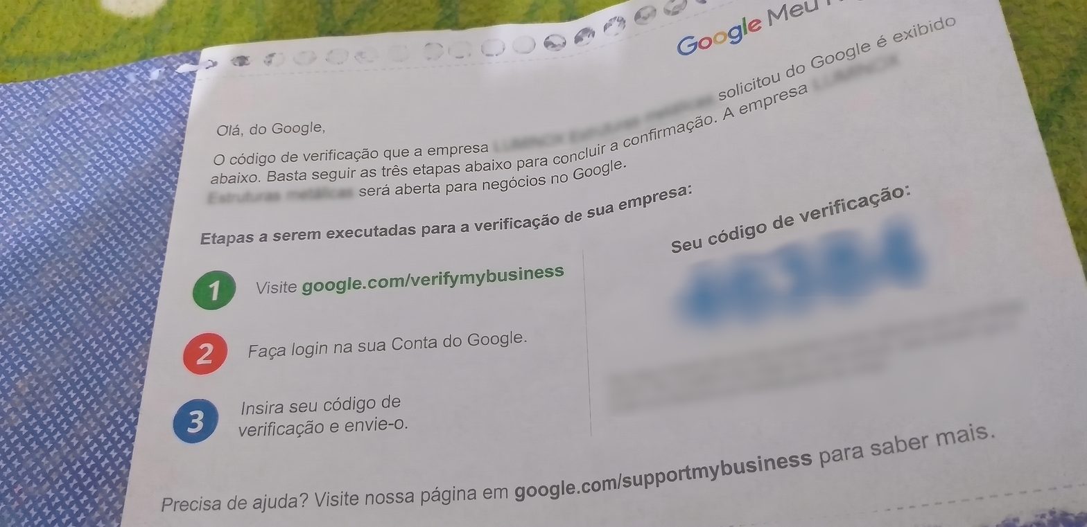 Ilustração do cartão-postal de verificação do Google Meu Negócio, com as três etapas para verificar e o código de 5 dígitos borrado.